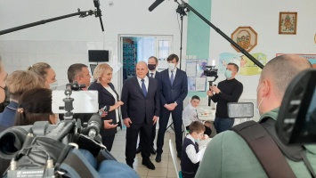 Российского премьер-министра угостили гречкой с котлетой в столовой барнаульской школы