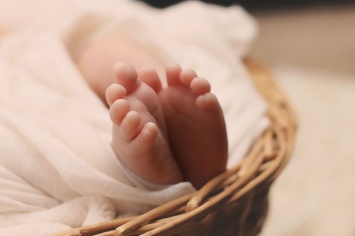 Шведские ученые нашли мутировавший COVID-19 в новорожденном ребенке