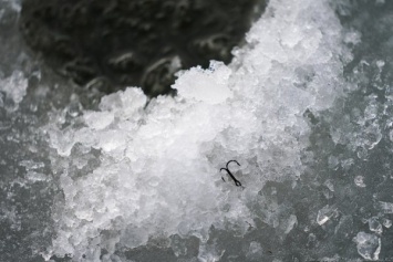 Под Озерском 65-летний рыбак провалился под лед и погиб