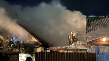 В Барнауле ночью спасли из горящего дома пять человек