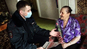 Полицейские поздравили жительниц Алтайского края с наступающим Женским днем