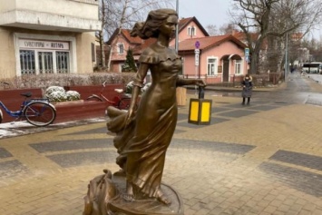 В Зеленоградске к 8 марта установили новую скульптуру - «Бегущую по волнам» (фото)