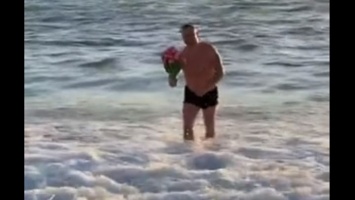 Аквамен. Житель Сочи «вышел из моря» с цветами перед 8 Марта