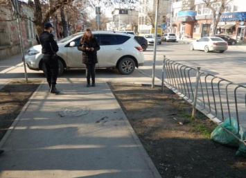 В центре Симферополя прохожий задержал грабителя, который с ножом напал на женщину, - ФОТО