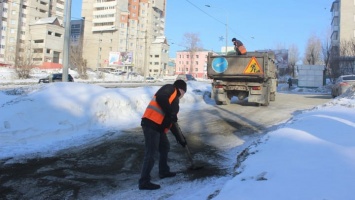 В Барнауле посыпают песком тротуары, остановки и пешеходные переходы