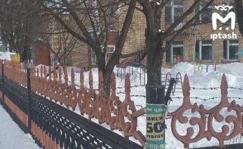 "Как на зоне": администрация детсада в Татарстане обнесла забор колючей проволокой