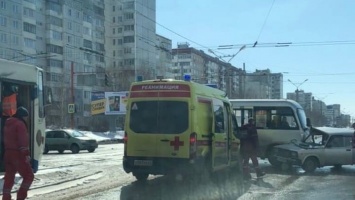 В Барнауле на трамвайных путях столкнулись автобус и Жигули