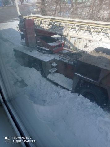 Сброшенный с крыши снег заблокировал проход к подъезду в кузбасском поселке