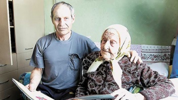 100-летняя жительница Алтайского края увлекается каллиграфией и генеалогией