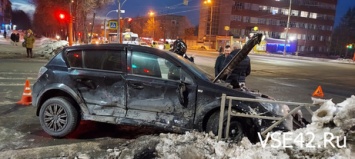 Автомобиль въехал в ограждение на перекрестке в Кемерове