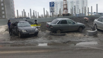 Mercedes в Барнауле въехал в четыре машины. Пострадали двое