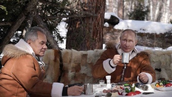 Путин и Шойгу отдыхают в сибирской тайге. Фото, видео