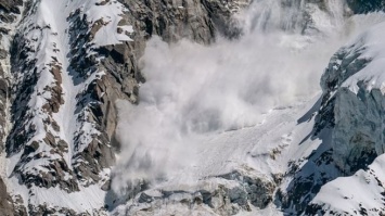 Туристическая группа попала под лавину в горах в Мурманской области
