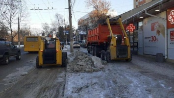 В Симферополе дороги от снега чистят 6 машин, израсходовано 10 тонн реагента