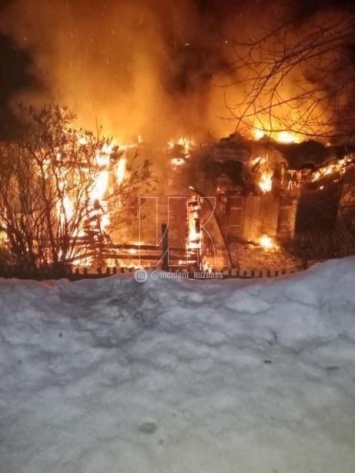 Очевидцы ночного пожара в Новокузнецке заявили о трудностях спасателей из-за нечищеных дорог