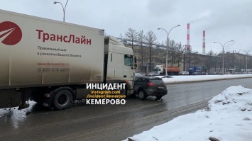 Фура протаранила легковушку на оживленном проспекте в Кемерове