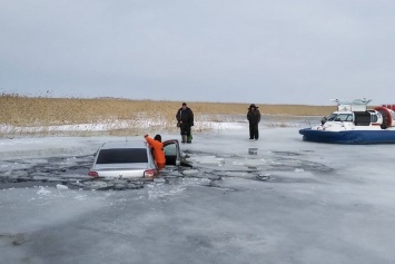 Машина с тремя рыбаками провалилась под лед Ладоги