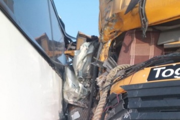 На Приморском кольце грузовик врезался в автобус, погиб водитель (фото)