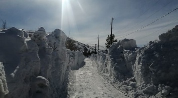 В Змеиногорске дорожники пробивают дорогу к домам горожанам сквозь снежные завалы