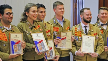 120 бойцов студотряда «Алтай» наградили в краевом Правительстве