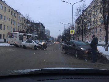 Иномарки в Новокузнецке получили серьезные повреждения в ДТП