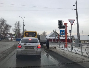 Кемеровчане предупредили о неработающем светофоре на перекрестке