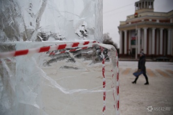 Ледяные фигуры в кемеровском снежном городке начали таять