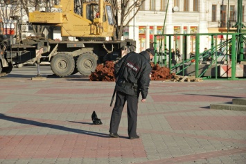 Центральную площадь Симферополя перекрыли из-за подозрительного пакета