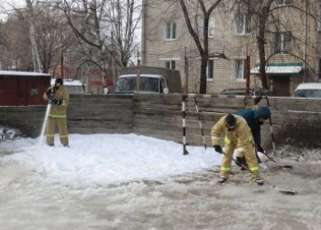 Ледовые площадки помогают обустраивать благовещенские пожарные