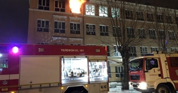 Причиной стала мебель: в Екатеринбурге загорелась школа