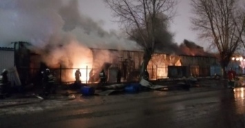 Внутри были бочки с горючим: в Екатеринбурге сгорел ангар со стройматериалами