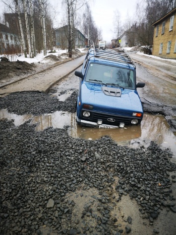 В Петрозаводске внедорожник провалился в дорожную яму