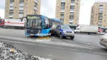 Новый автобус и внедорожник столкнулись возле кемеровского автовокзала