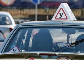 Россияне с 1 апреля для могут сдавать на права на автомобиле ГАИ или автошколы