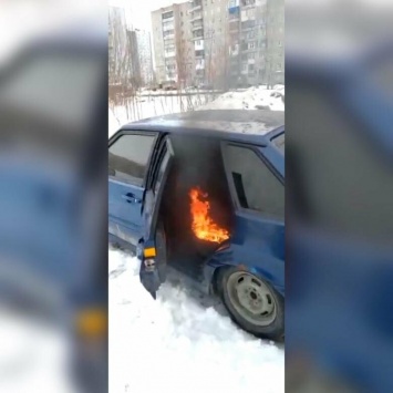 Вартовчанину надоело чинить свой автомобиль, поэтому он его сжег