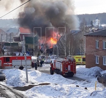 Сгорели пять зданий: 36 человек тушили крупный пожар в Кемерове