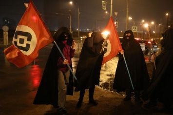 Полиция задержала людей с "нацистскими" эмблемами Роскомнадзора в центре Петербурга