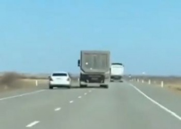 Соцсети: на трассе в Приамурье грузовик не давал проехать легковушке