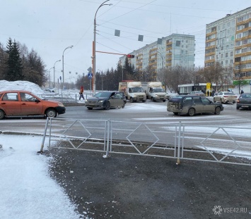 Грузовик протаранил сзади машину девушки в Кемерове
