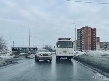 Кемеровский маршрутчик сделал из проезжей части свою стоянку