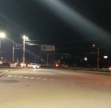 Вечером в Симферополе на дороге загорелся автомобиль