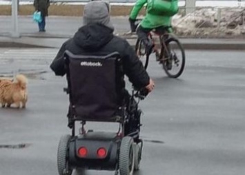 Инвалидную коляску украли у благовещенца без ног