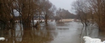 Река Лужа затопила дорогу к двум деревням в Малоярославецком районе