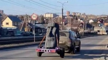 В Барнауле заметили автомобиль с камнем, похожим на статую с острова Пасхи