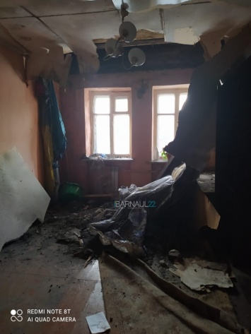 Не дождавшиеся расселения жильцы аварийного дома в Барнауле чудом не пострадали при обрушении потолка
