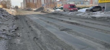 Летевший кусок асфальта пробил стекло припаркованного автомобиля в Кемерове