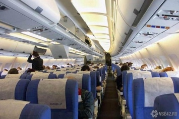 Кемеровский самолет экстренно сел в Новосибирске из-за недомогания работника