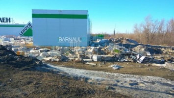 Огромную свалку обнаружили у здания «Леруа Мерлен» в Барнауле