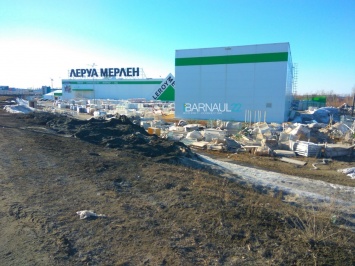 Барнаульцы возмутились «складом» строительного мусора у стен гипермаркета «Леруа Мерлен» на берегу Оби
