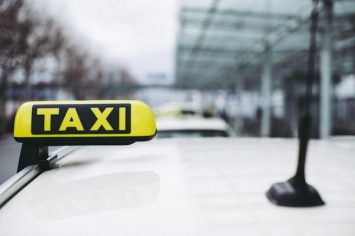 Выполнявший заказ таксист из Биробиджана лишился более 13 тысяч рублей